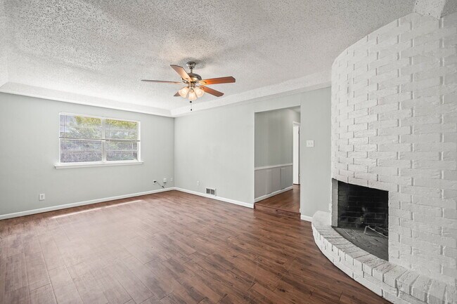 Building Photo - Updated 2 Bedroom Duplex, Minutes from Sch...