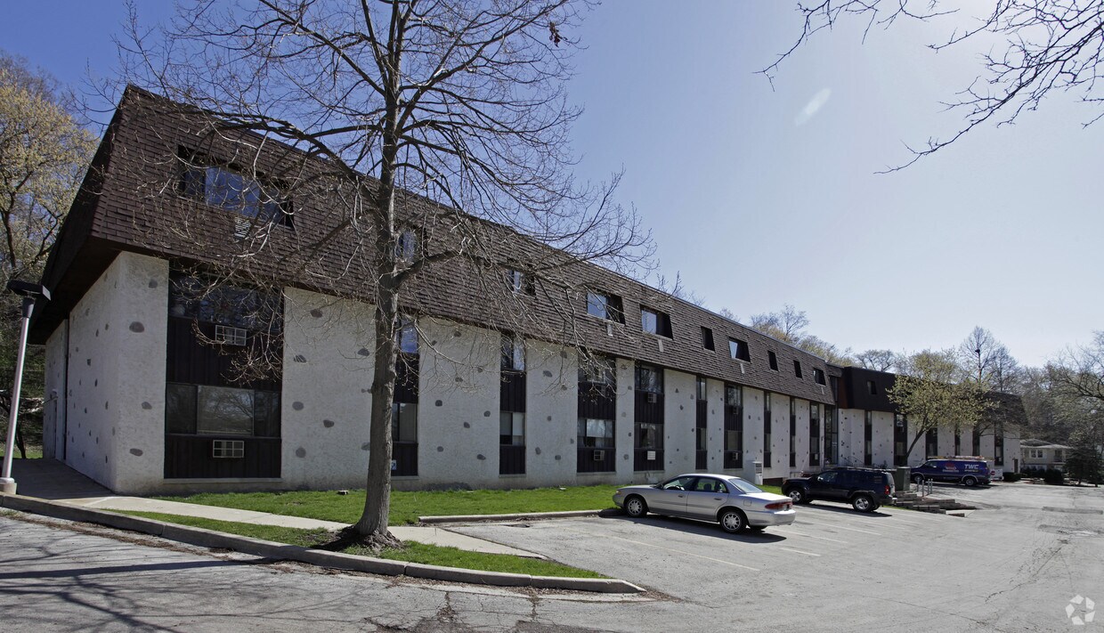 Tosa Glen 1330 St James Ct Milwaukee, WI Apartments for Rent in