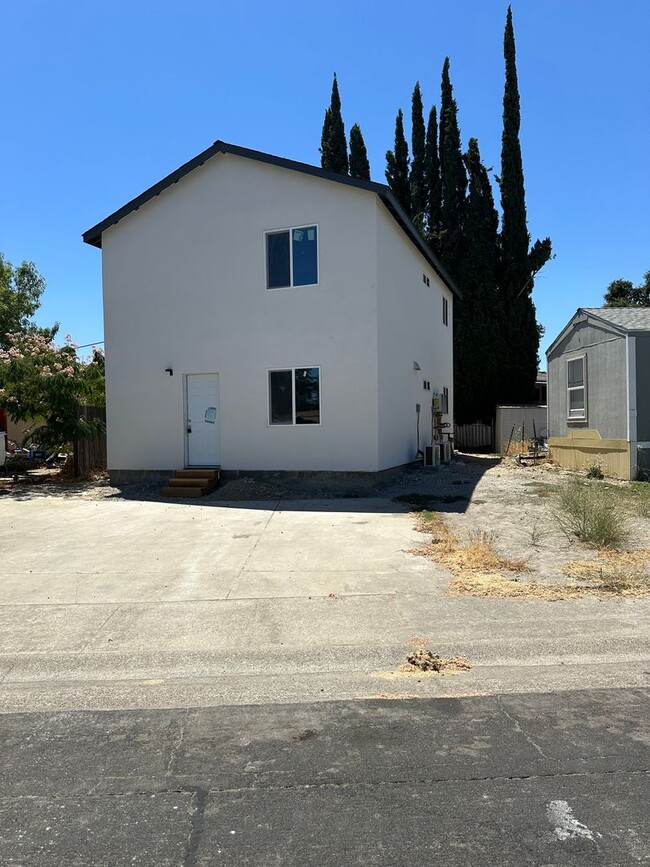 Building Photo - Brand New Move in Ready 2 bedroom, 1 bath ...