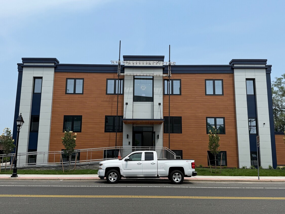 Foto principal - 1991 Union Blvd