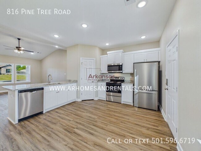 Foto del edificio - 816 Pine Tree Rd