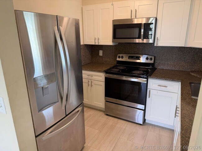 Building Photo - 1512 SE Royal Green Cir