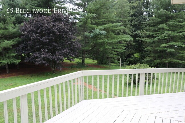 Foto del edificio - 69 Beechwood Dr