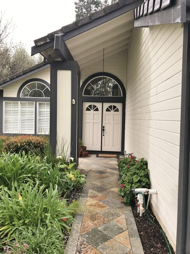 Foto del edificio - CORNER LOT MODERN 4 BEDROOM HOME DIXON *STAR RENTALS