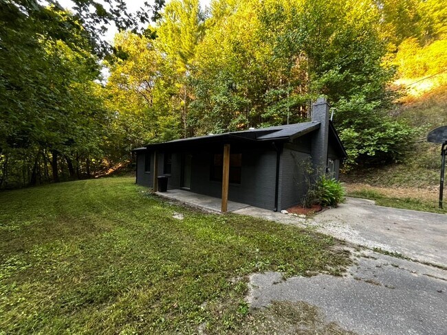 Foto del edificio - 515 McMillan Rd