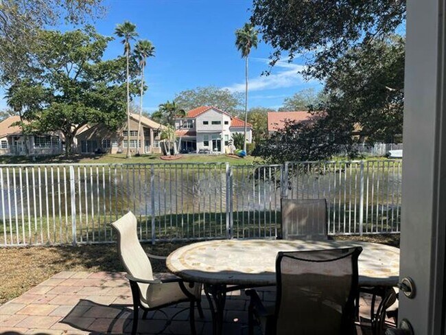 Foto del edificio - 1236 Bayview Cir