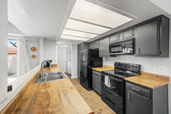Foto del edificio - Furnished Luxury Condo in Guard-Gated Casa Del Monte | Prime Old Town Scottsdale Location