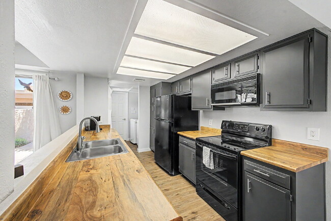 Building Photo - Furnished Luxury Condo in Guard-Gated Casa Del Monte | Prime Old Town Scottsdale Location