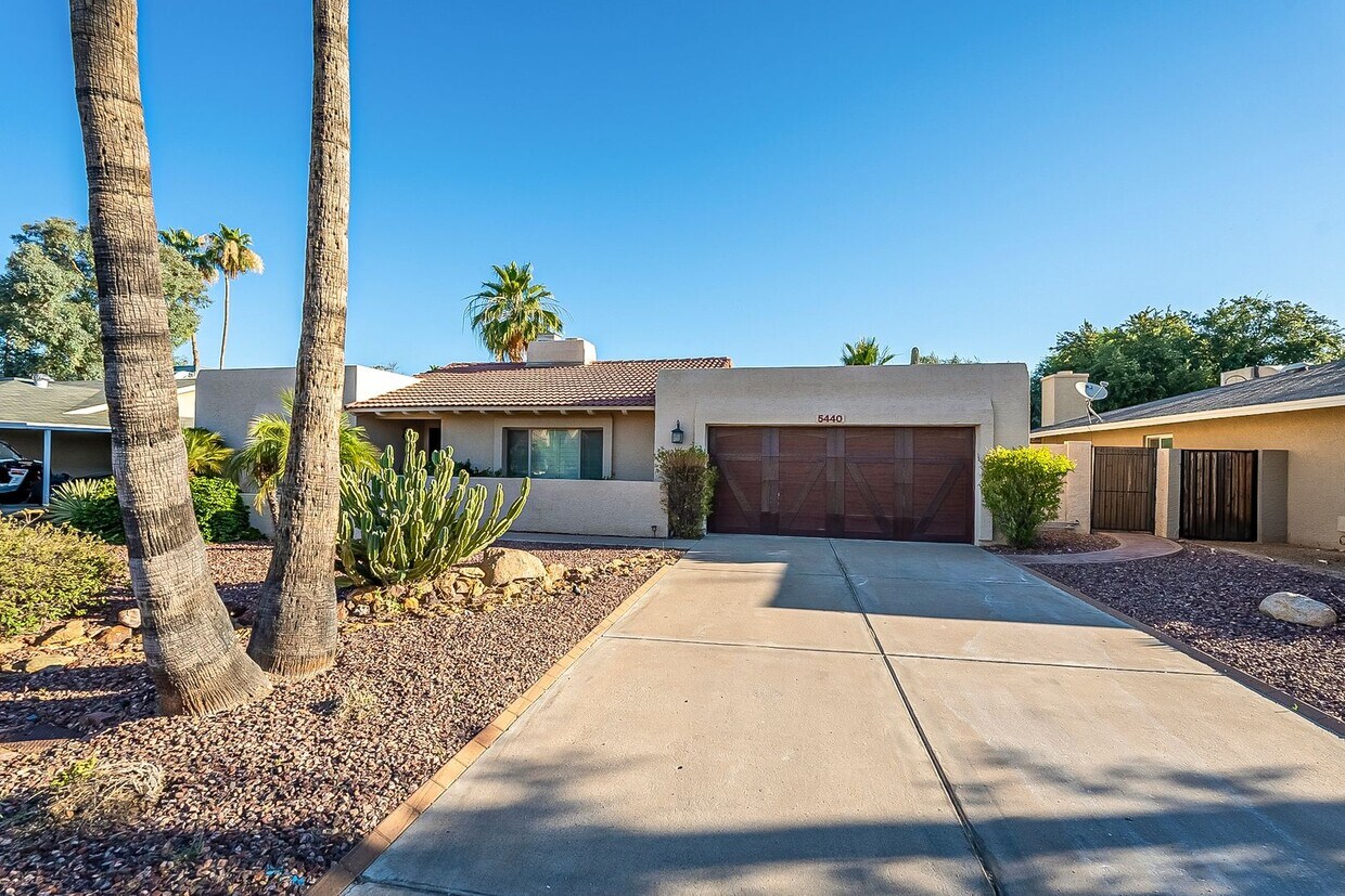 Primary Photo - Three Bedrooms & POOL in 85254!