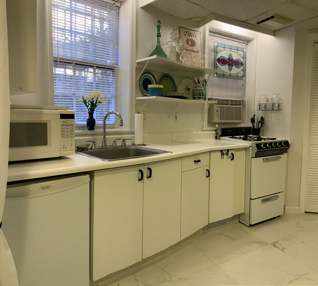 Kitchen - 3801 Calvert St NW