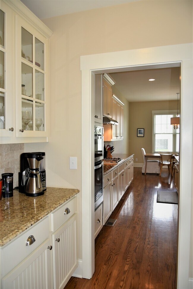 Building Photo - Beautiful, Spacious 4 bedroom 3 bath home ...