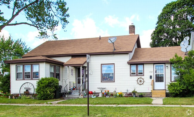 Building Photo - 208 Houston Ave