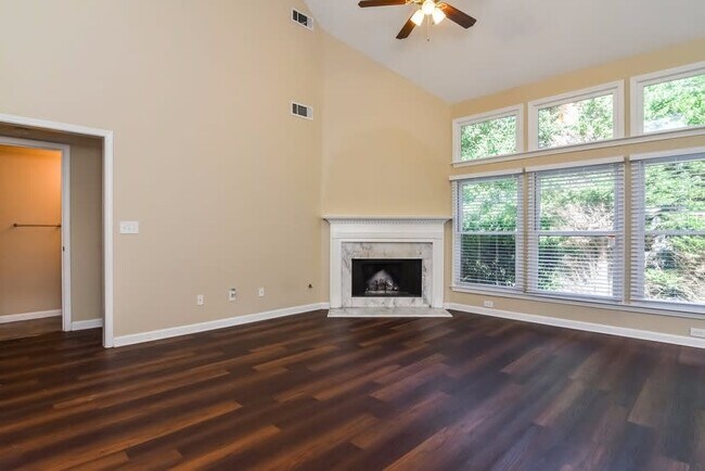 Building Photo - 135 Springlaurel Ct