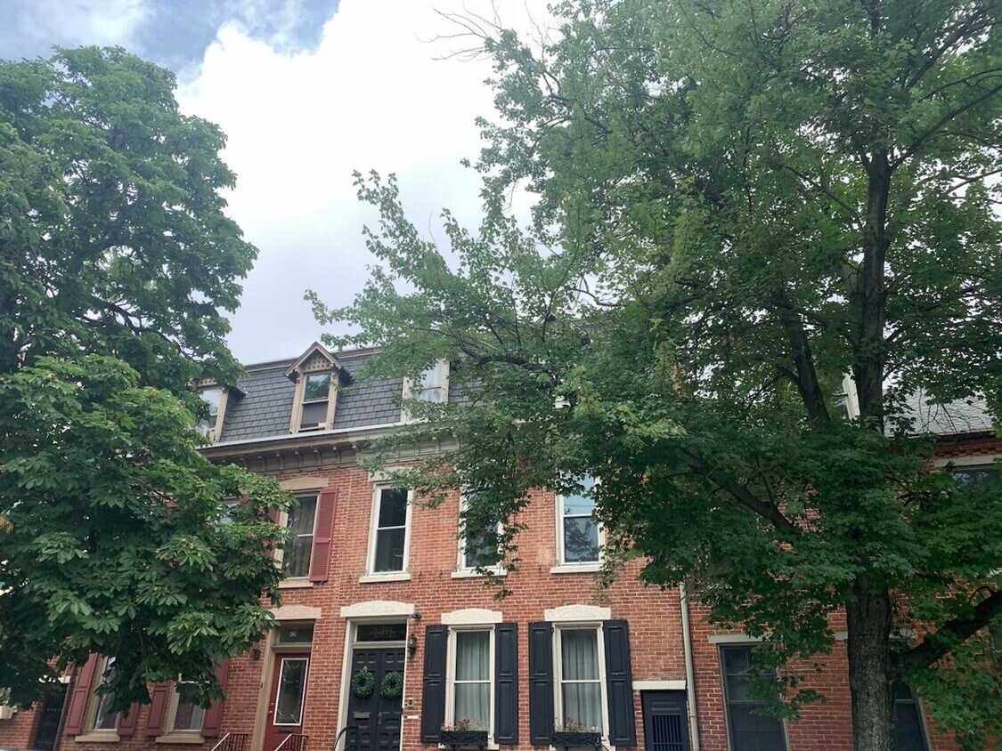 Building Photo - 417 W Walnut St