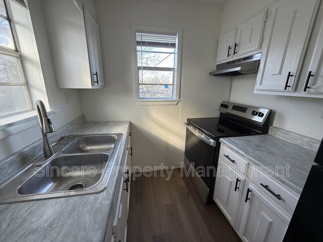 Building Photo - 813 N University St