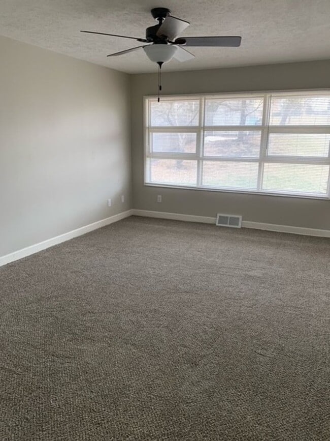 Building Photo - Cute Three bedroom in Airpark Available Now!