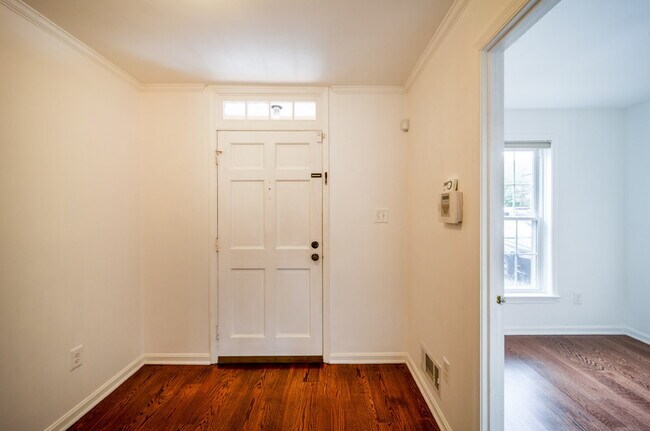 Foto del edificio - Sophisticated Townhome Steps from East Fal...