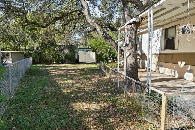 Building Photo - Charming Home Awaits: Spacious & in a Prime Location