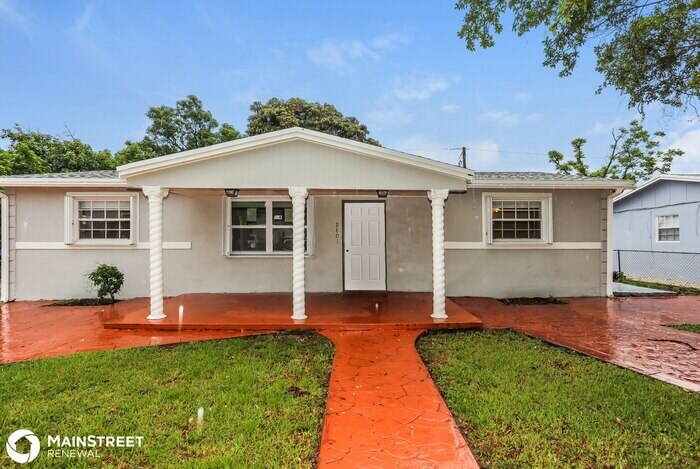 Foto principal - 2801 NW 211th St