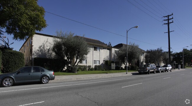 Building Photo - 5900 Reseda Blvd