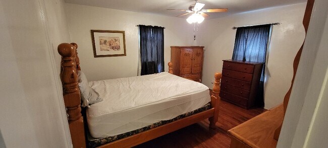 Foto del edificio - 705 N Elm St