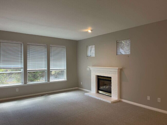 Foto del edificio - 4-Bedroom Happy Valley Home with Large Garage, Spacious Living Areas & Covered Deck