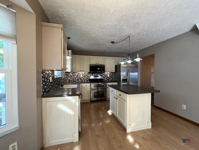 Building Photo - Charming 4-Bedroom Home with Modern Amenit...