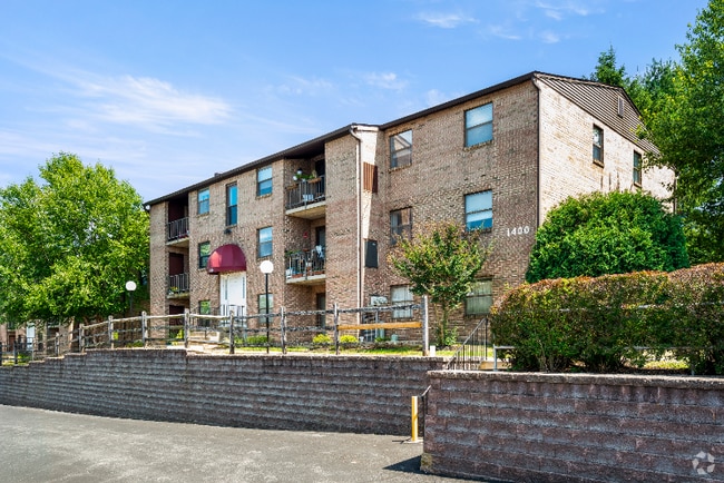 Building Photo - 1419 Valley Dr
