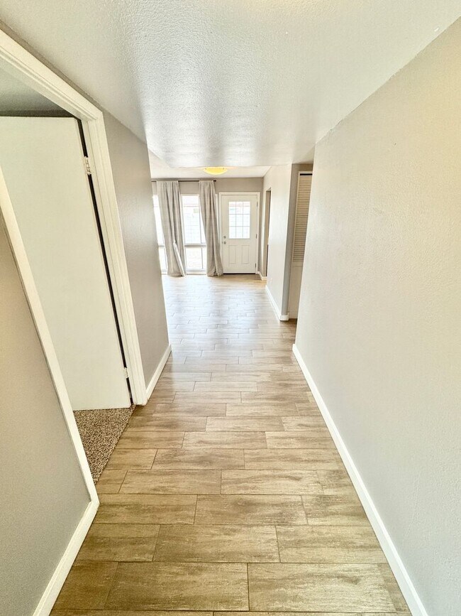 Foto del edificio - Upgraded 3 Bedroom/2 Bath Single Level Hom...