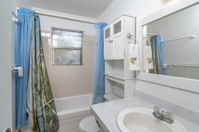 Baño - 1007 S 3rd St