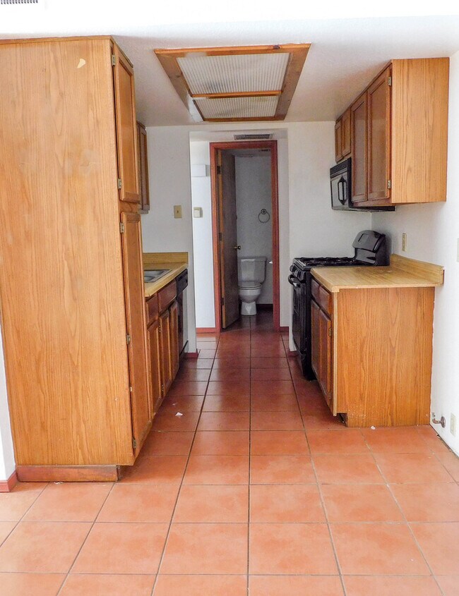 Building Photo - Swimming pool on property!