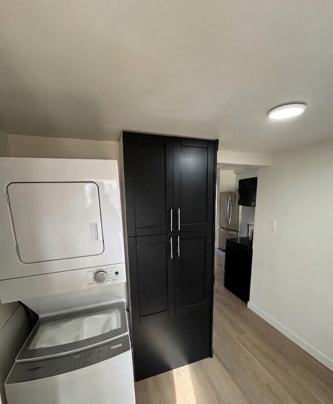 Building Photo - 137 Oakdale Ave