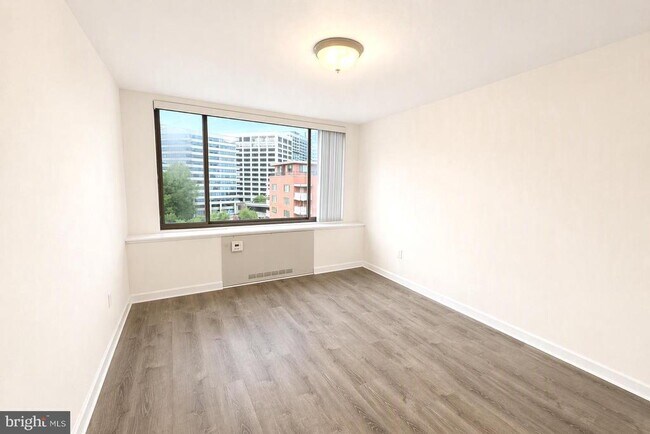 Foto del edificio - 1111 Arlington Blvd