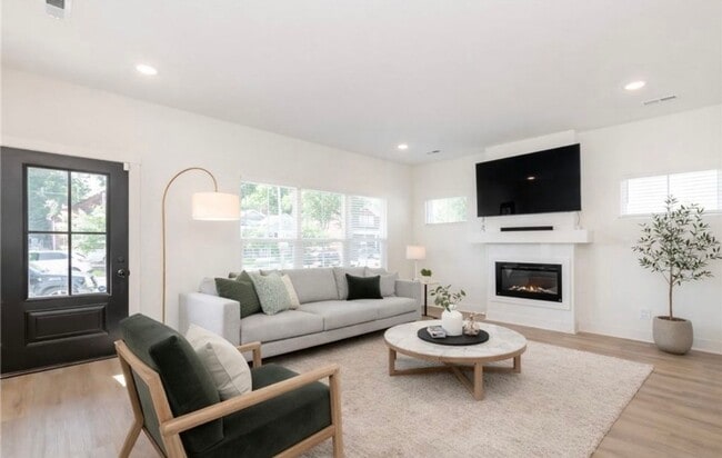 Photo - 3BR/2.5BA Home for Rent in Jeffersonville!  Two Car Attached Garage!