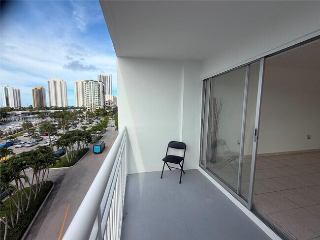 Foto del edificio - 400 Kings Point Dr