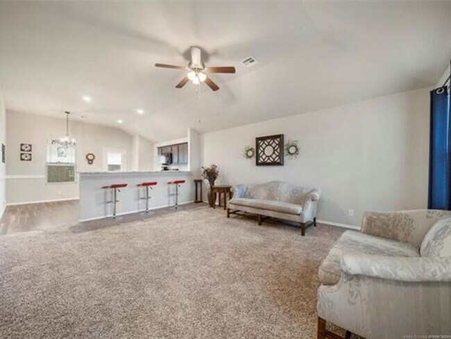 Foto del edificio - Spacious 3 Bed 2 Bath Home with 2 car gara...
