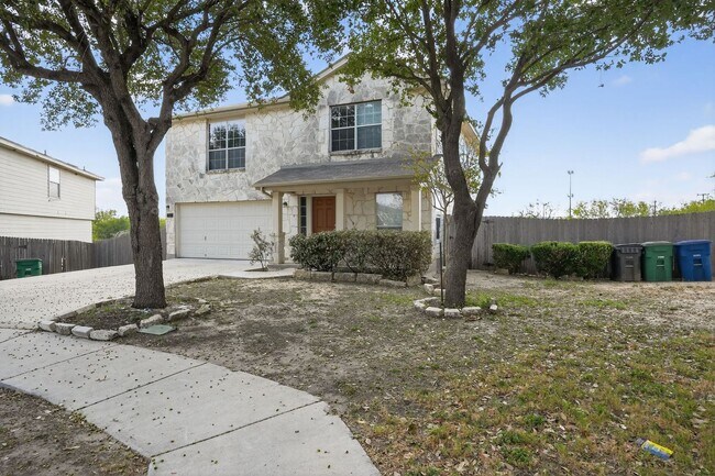 Foto del edificio - Beautiful 3-Bedroom Home With Large Privat...