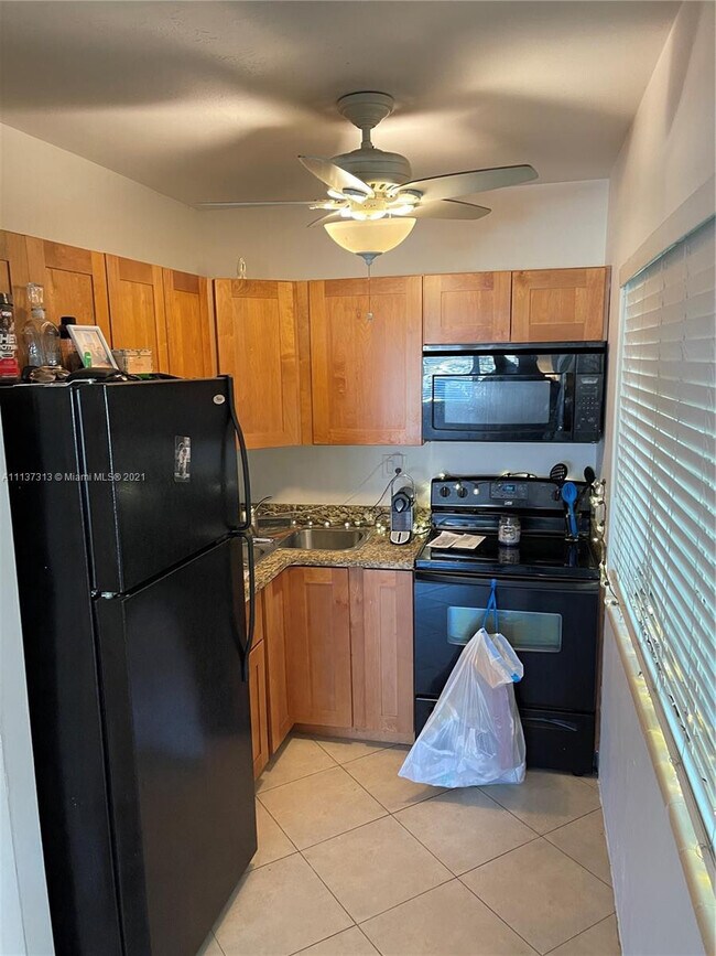 Foto del edificio - 1500 NE 8th St