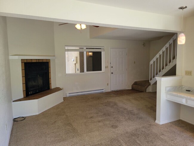 Foto del edificio - 1 bed, 1 bath w/ loft and office Townhouse...