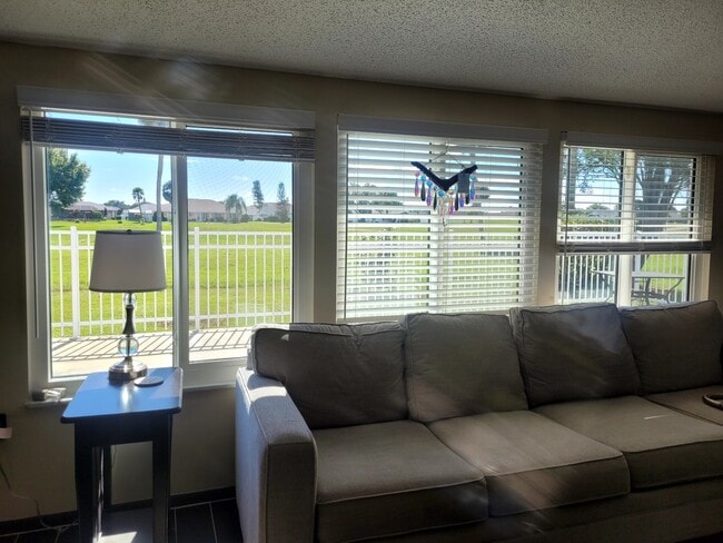 Foto del edificio - 1401 Hacienda Dr