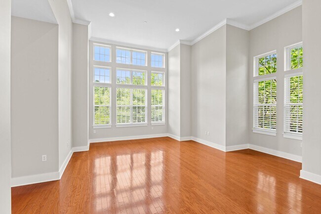 Foto del edificio - Private, light filled end unit townhome: 3 bed, 2.5 bath, 2,400 sq ft