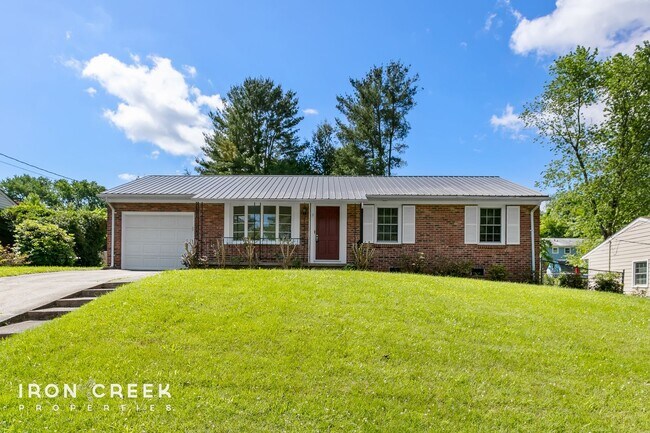 Building Photo - Beautiful Two-Bedroom with Fenced Yard in ...