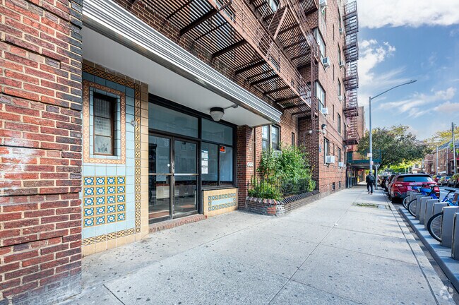 Foto del edificio - Pettit and Britton