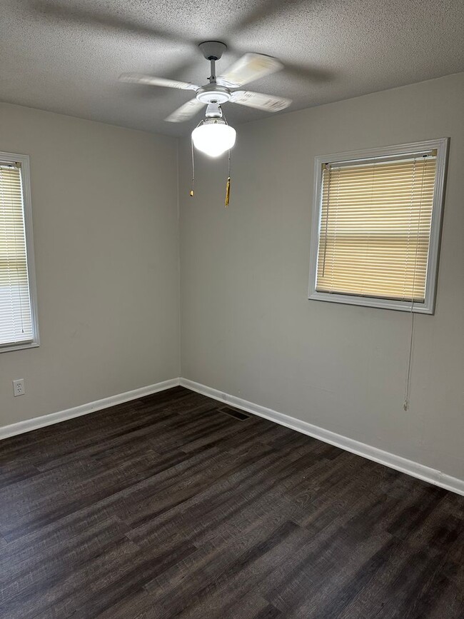 Building Photo - Pet Friendly Home in Vine Grove!