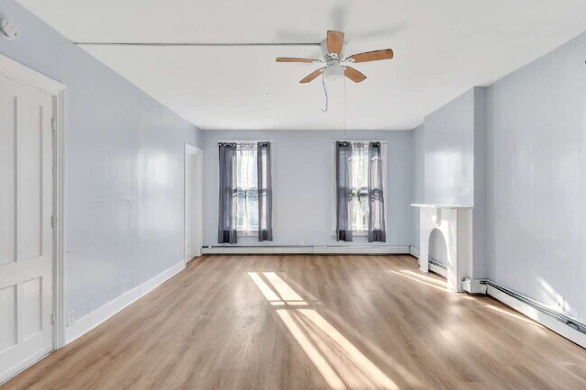 Foto del edificio - "Charming 3-Bed Oasis at 57 1/2 Saratoga Ave – Spacious 1250 Sq Ft in Waterford, NY!"