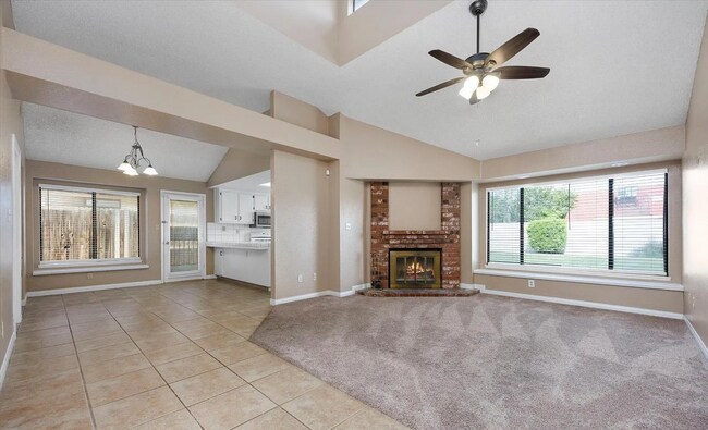 Building Photo - Beautiful Single Family Home in the Southwest