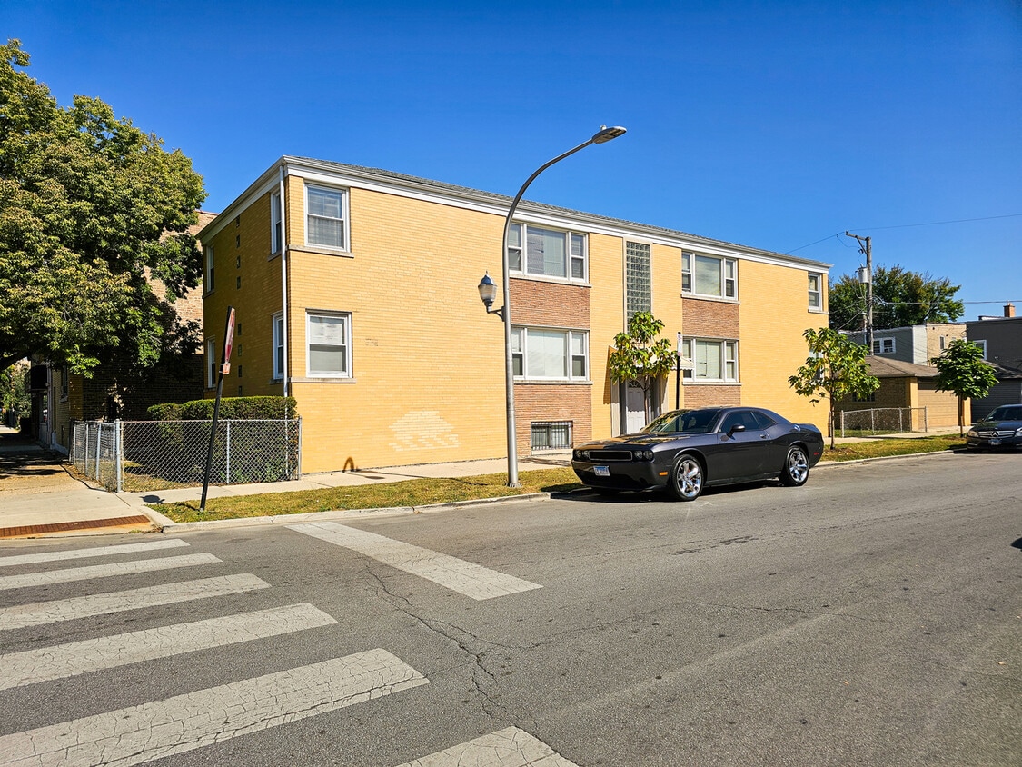 Foto principal - 5950 W Schubert Ave