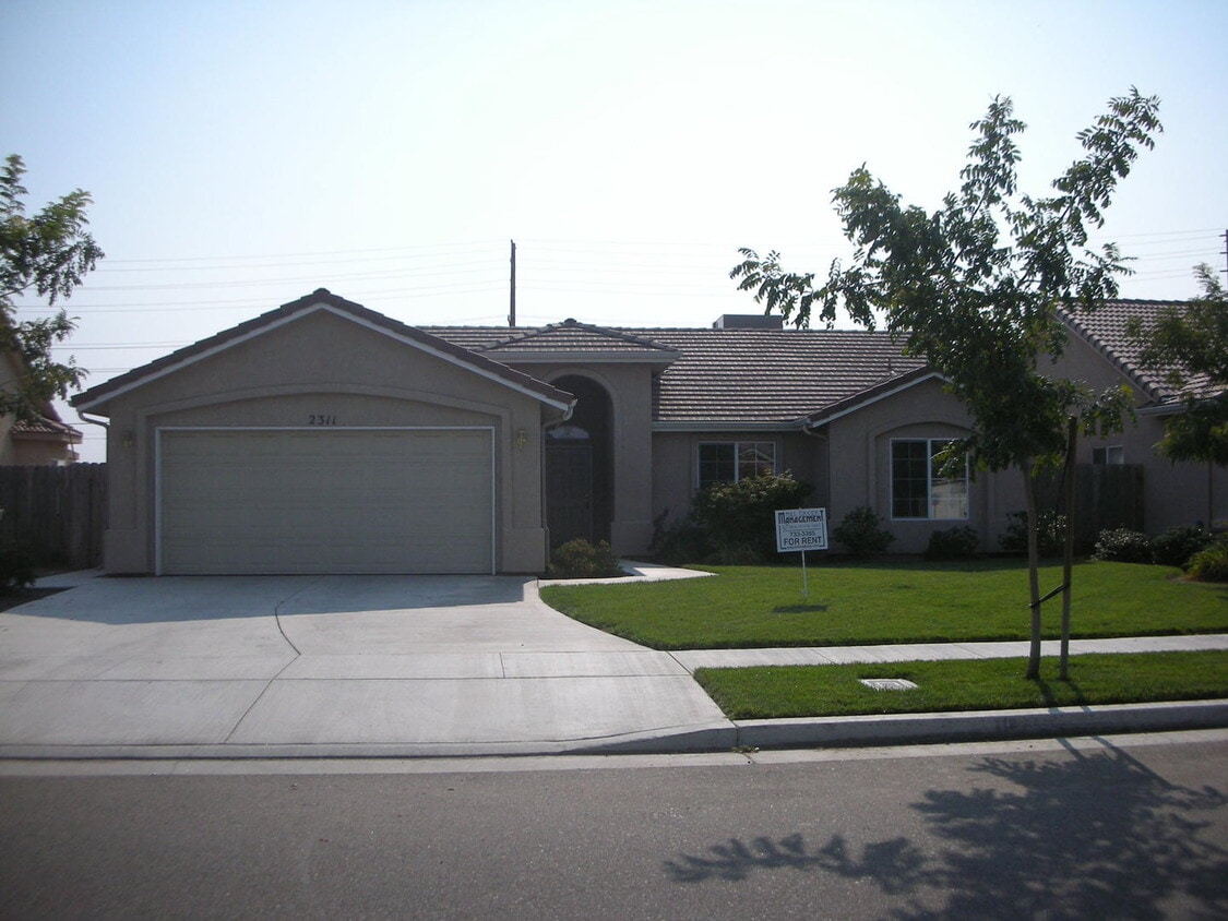 Primary Photo - 4 bedroom 2 bathroom house in SE Visalia!