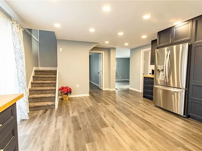 Building Photo - 4 Wavell Crt