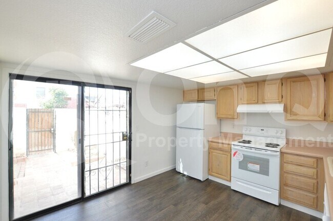 Building Photo - 2834 E Beck Ln